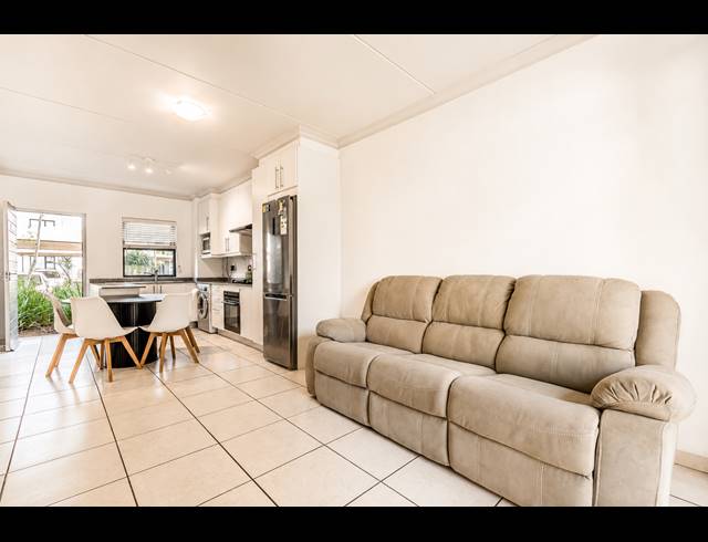 2 BEDROOM APARTMENT TO LET IN BALLITO CENTRAL